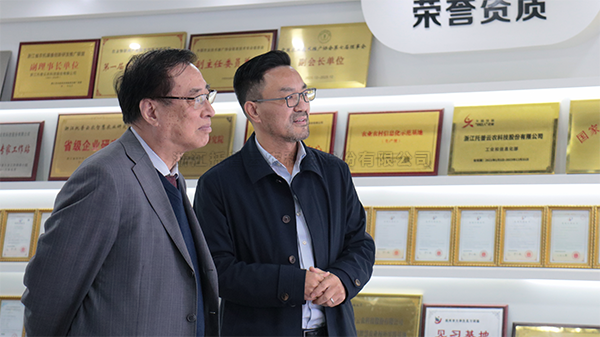 中国农业科学院原院长、中国农业国际合作促进会名誉会长翟虎渠莅临芭乐视频APP下载IOS下载网站考察指导