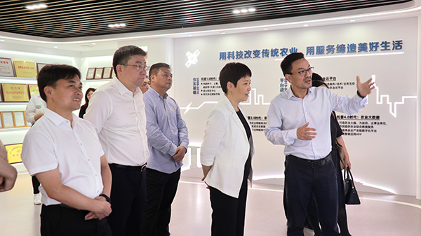 省科技厅党组书记何杏仁一行赴芭乐视频APP下载IOS下载网站调研农业科技工作