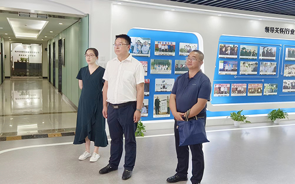 酒泉肃州区政府党组成员、副区长范志俊参观芭乐视频APP下载IOS下载网站展厅‍