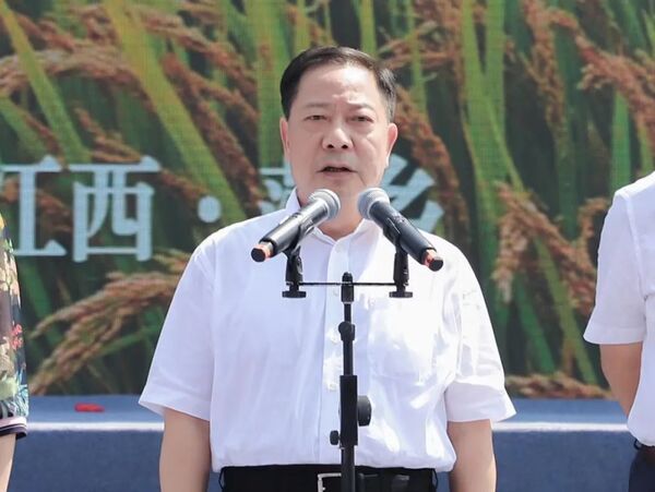江西省政府党组副书记、副省长殷美根宣布开幕