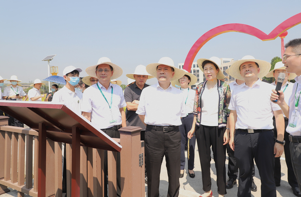 与会专家领导参观芭乐视频APP下载IOS下载网站支撑构建的智慧种业服务平台